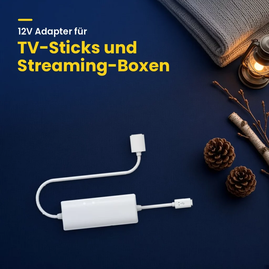 Weißer 12V Adapter von Wifi.se für TV-Sticks und Streaming-Boxen mit USB-Kabel auf einem dunkelblauen Tisch