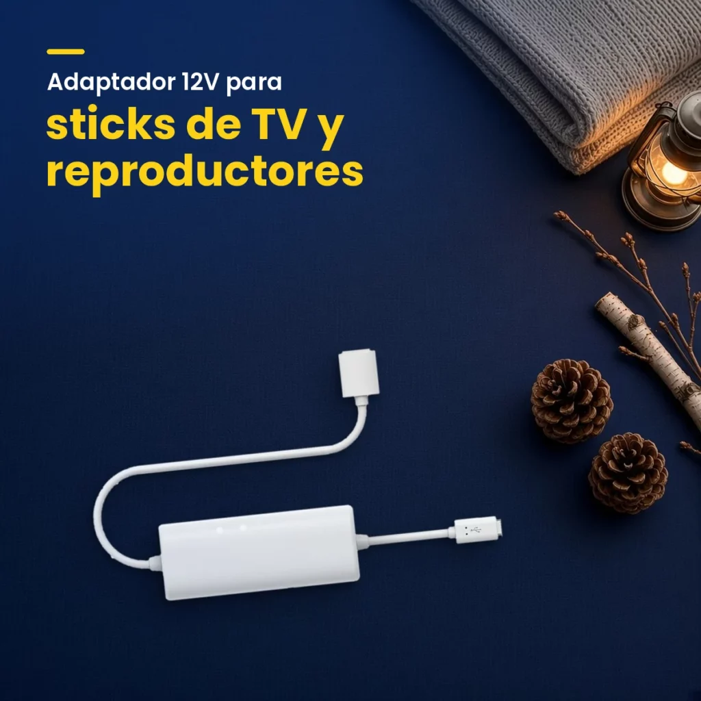 Adaptador 12V blanco de Wifi.se para sticks de TV y reproductores con cable USB sobre una mesa azul marino