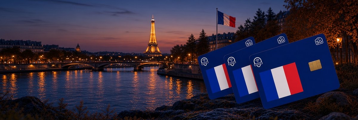 Cartes SIM 5G avec le drapeau français devant la tour Eiffel et la Seine au crépuscule, pour l'internet mobile en France et en Europe